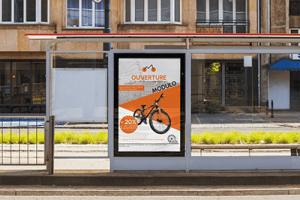 Photo d'un arrêt de bus avec affiche modulo